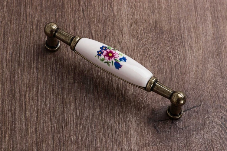 Uchwyt meblowy GTV, retro porcelanowy, różowy kwiatek, antyczny mosiądz