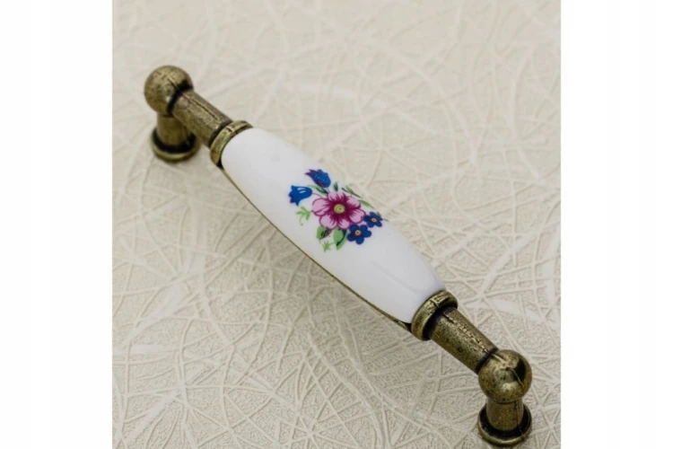 Uchwyt meblowy GTV, retro porcelanowy, różowy kwiatek, antyczny mosiądz