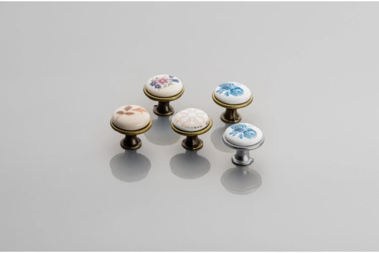 Uchwyt meblowy GTV, retro porcelanowy, różowy kwiatek, antyczny mosiądz