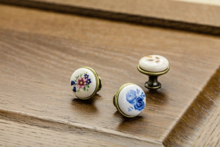 Uchwyt meblowy GTV, retro porcelanowy, różowy kwiatek, antyczny mosiądz