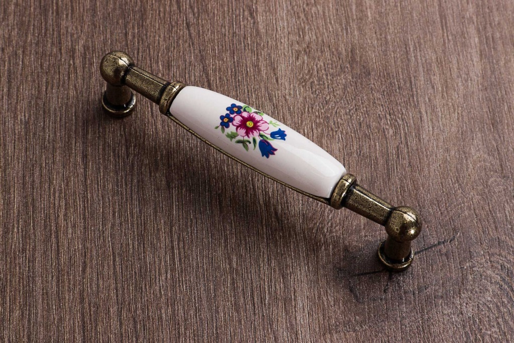 Uchwyt meblowy GTV, retro porcelanowy, różowy kwiatek, antyczny mosiądz